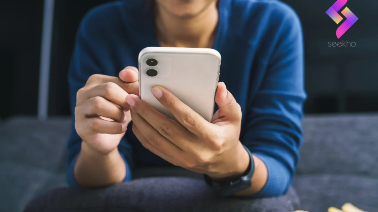 What is Seekho App A women with white color smartphone in her hand