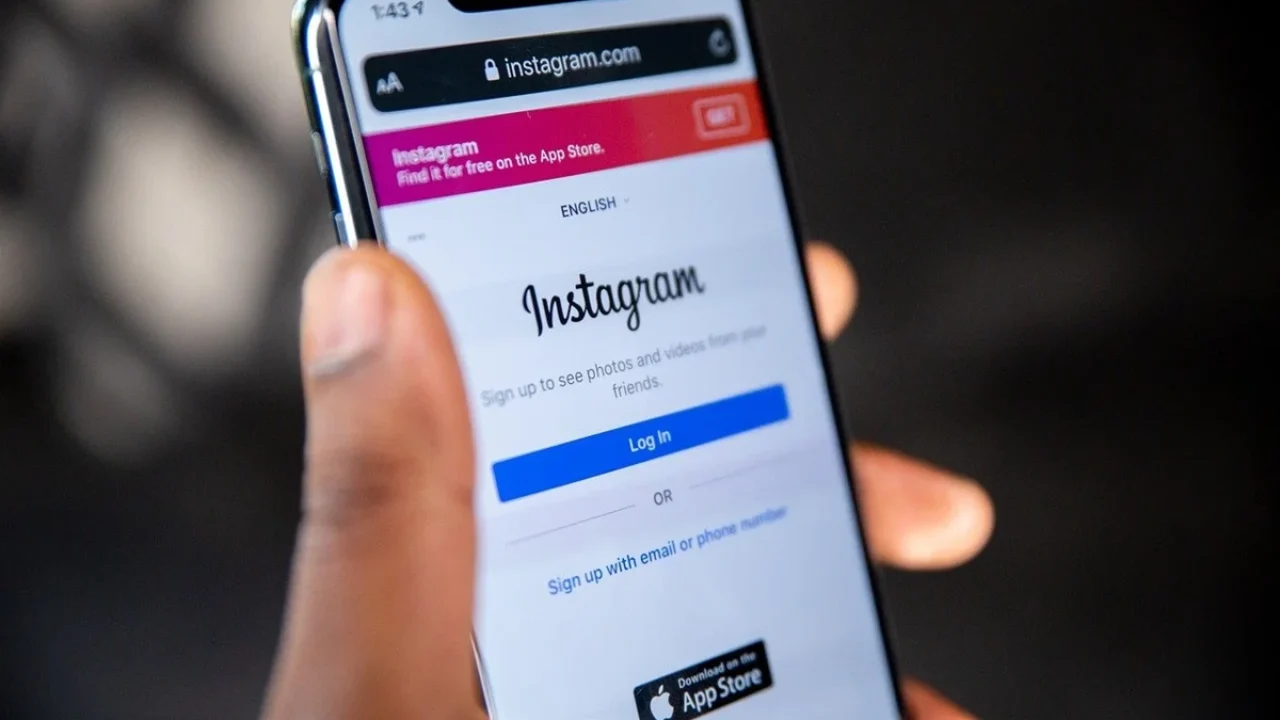 how-to-pick-a-niche-for-instagram-and-earn Mobile showing instagram login page